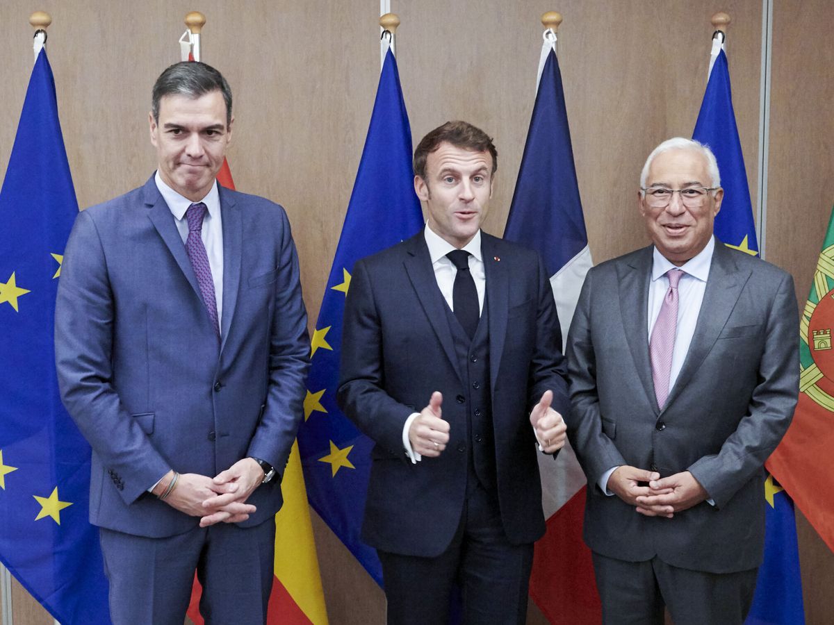 Foto: El jefe del Gobierno español, Pedro Sánchez (i), el presidente galo, Emmanuel Macron (c), y el primer ministro portugués, António Costa. (EFE/Horst Wagner)