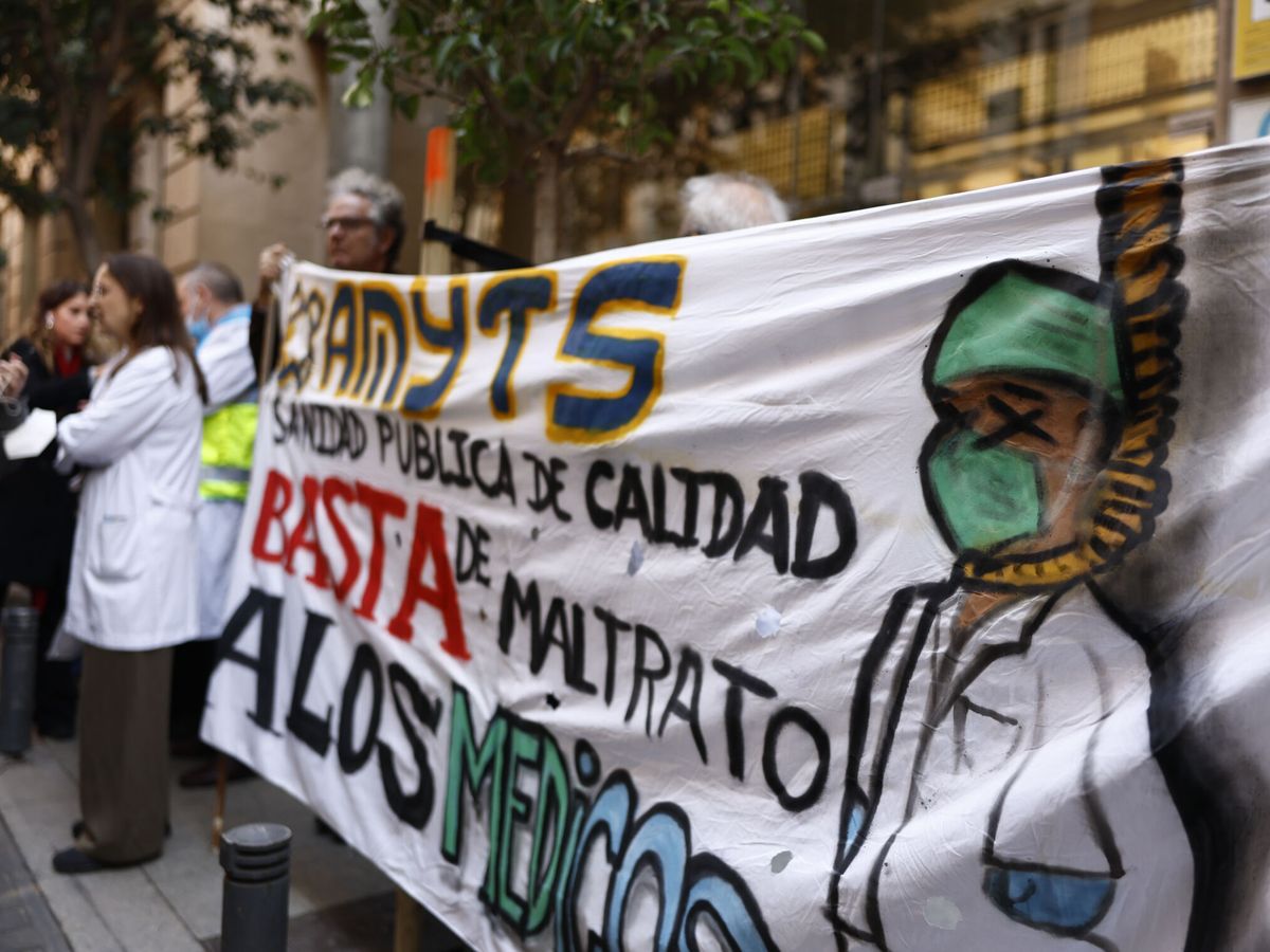 Foto: Protestas de médicos de urgencias extrahospitalarias de atención primaria de Madrid. (EFE/Rodrigo Jiménez)