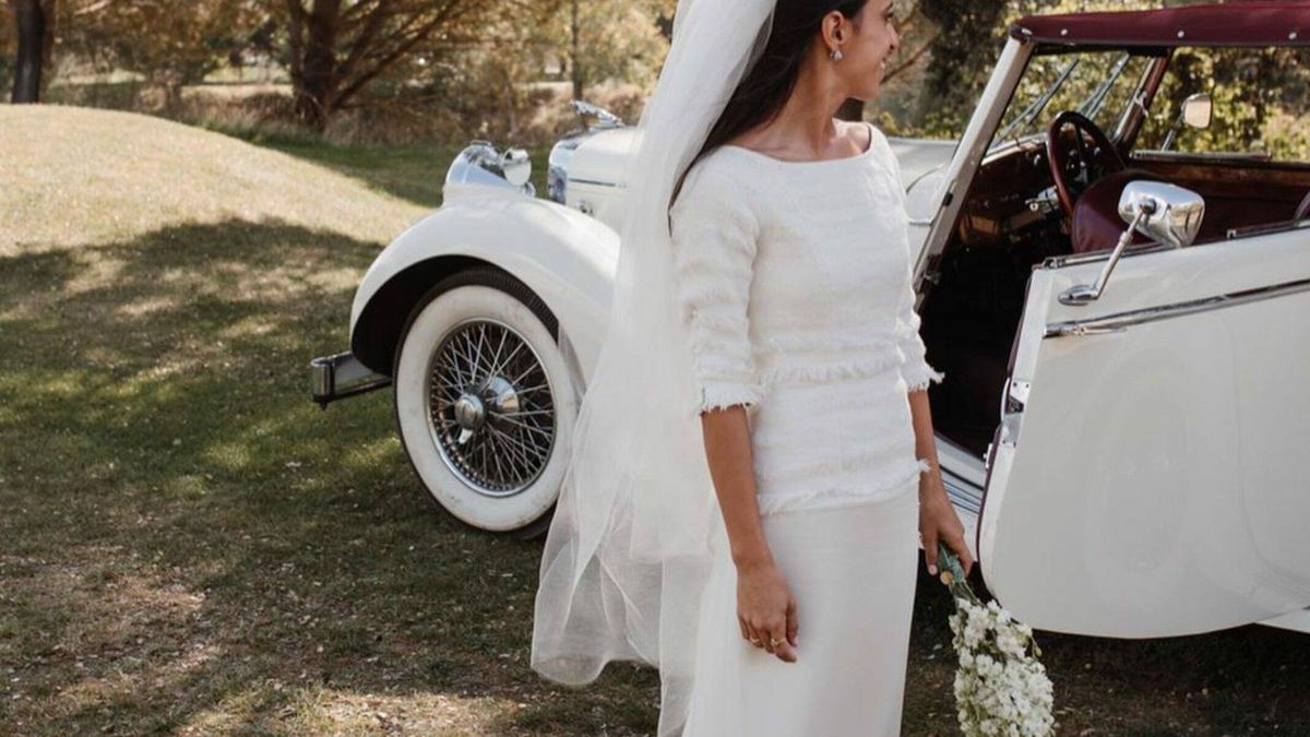 La boda de Rebeca en Valladolid y su vestido de novia elegante fabricado con un tejido rústico