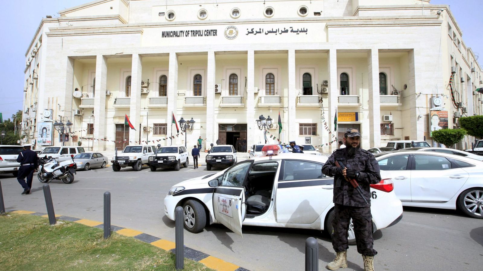 Foto: El dispositivo de protección del edificio del Consejo Municipal de Trípoli, el 5 de abril de 2016 (Reuters)