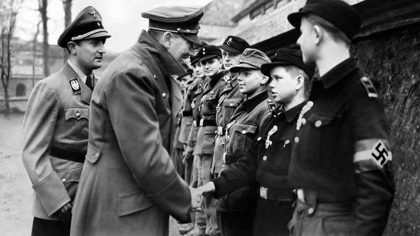 Hilter entrega medallas a las jventudes nazis en el búnker en abril de 1945.