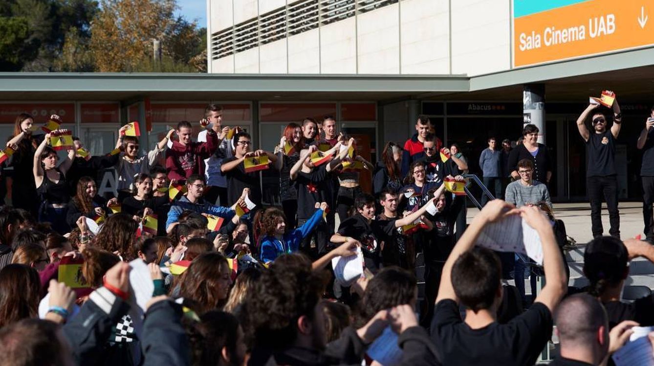 Estudiantes de la UAB rompen banderas de España en una protesta anterior. (EFE)