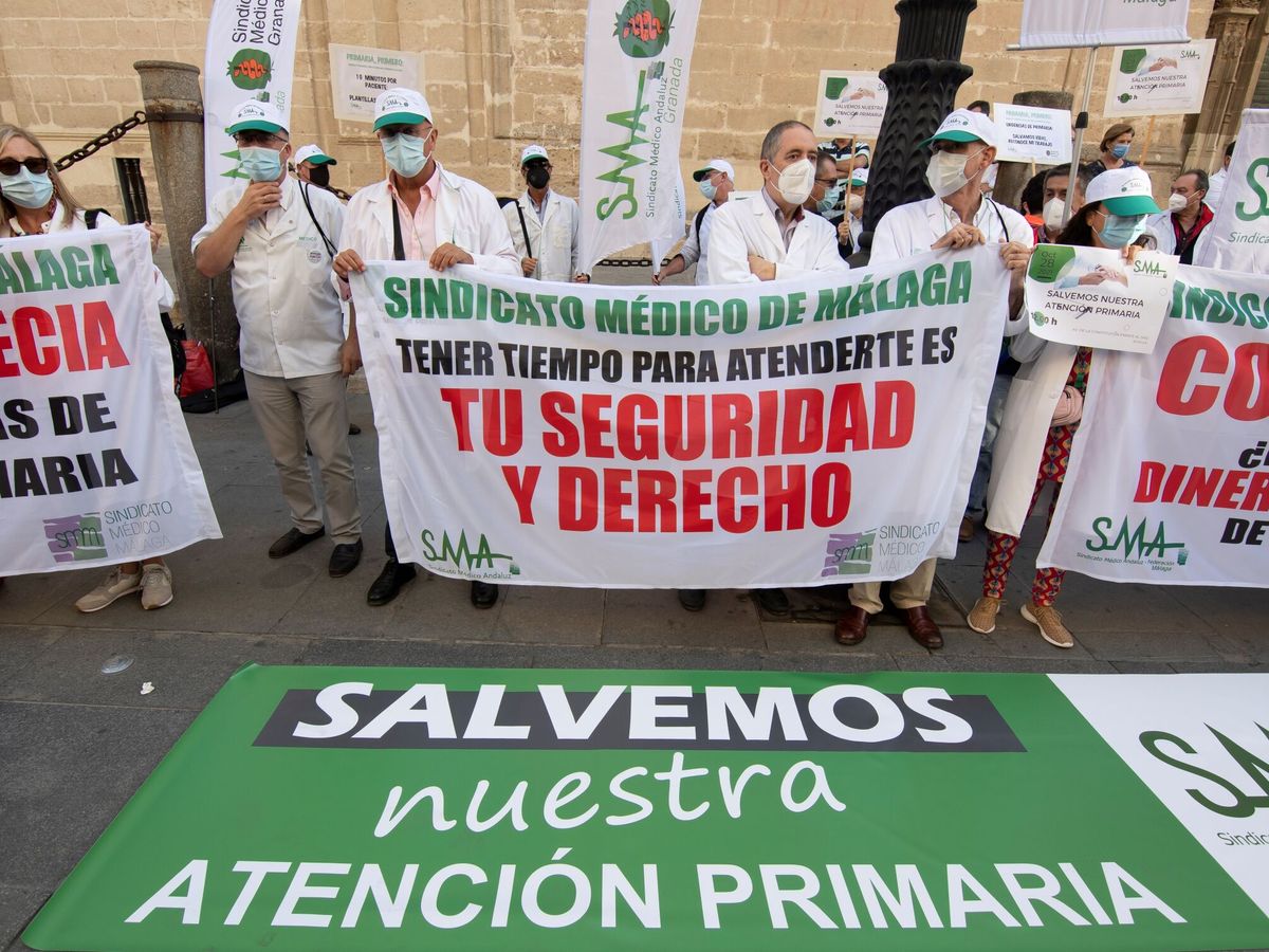 Foto: Médicos y pediatras de toda Andalucía durante una concentración. (EFE/Raúl Caro)