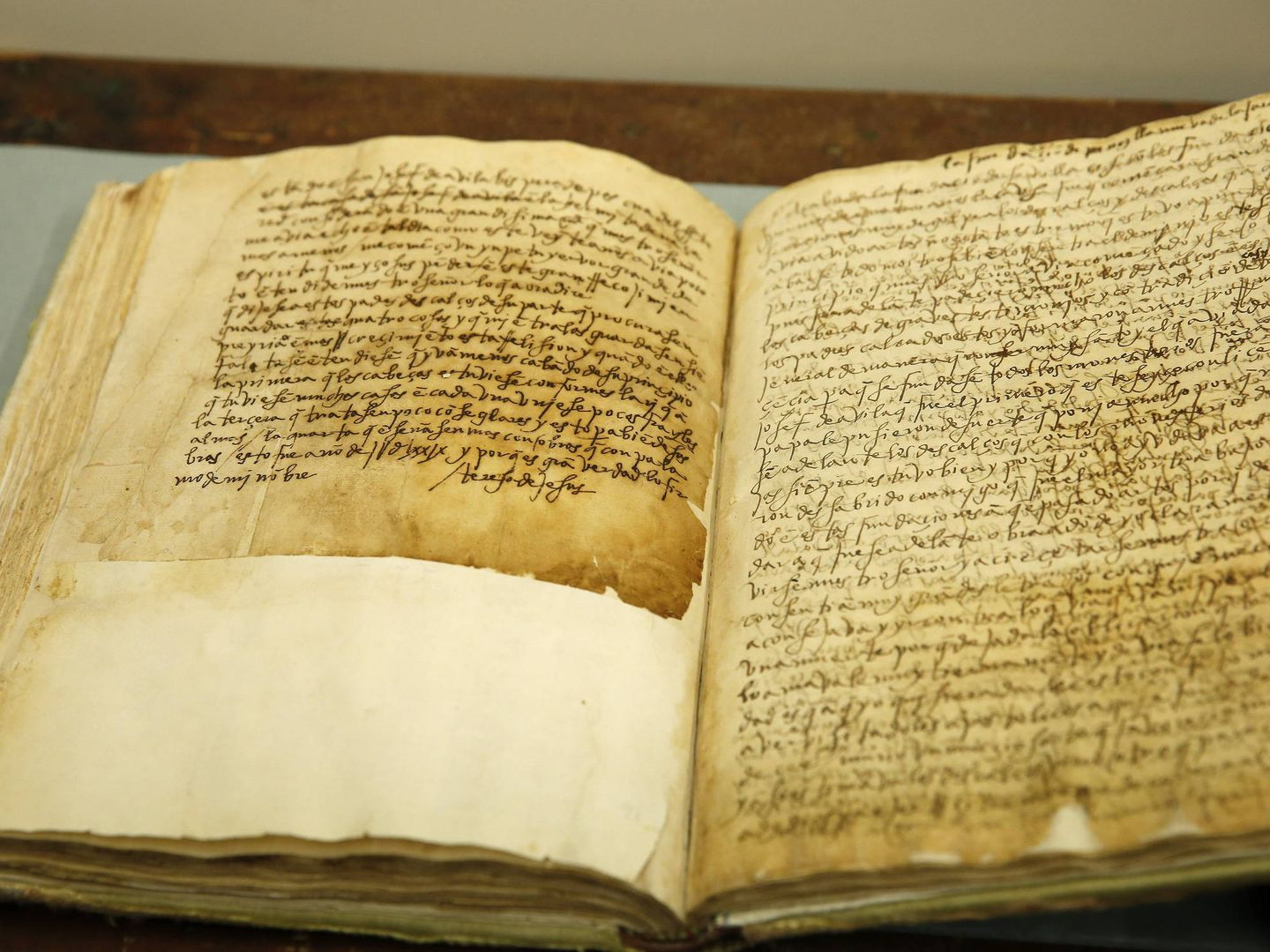 Los manuscritos originales del 'Libro de las fundaciones' que se conservan en la biblioteca del Monasterio del Escorial (EFE/Juan Carlos Hidalgo)