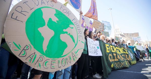 Foto: Centenares de estudiantes marchan para exigir medidas contra el cambio climático por el centro de Barcelona. (EFE)