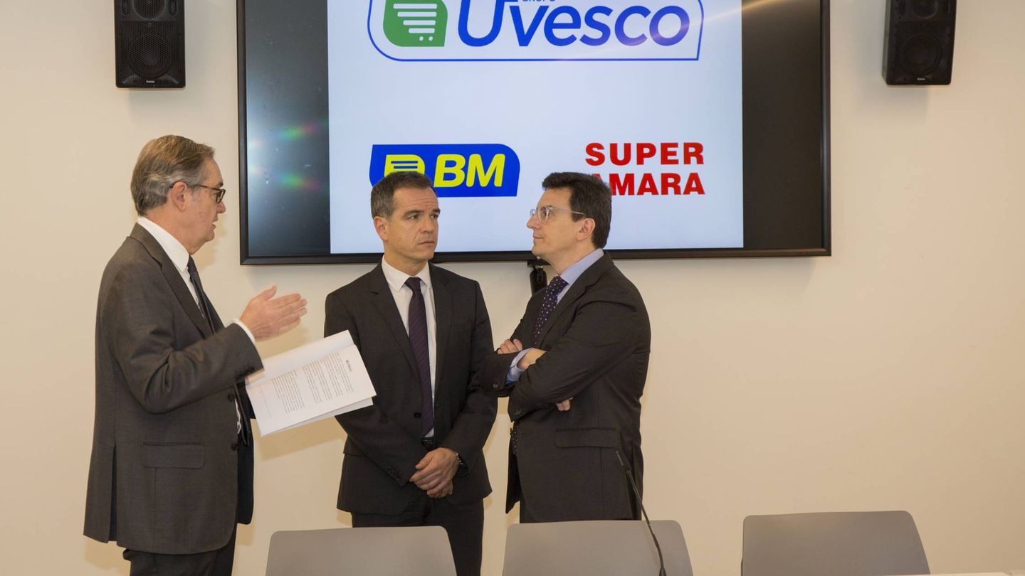 José Ramón Fernández de Barrena, en el centro, junto a Eulogio Sánchez (director general adjunto), a la izquierda, y Miguel Ángel Zamorano (director de gestión de tiendas), en la presentación de los resultados del Grupo Uvesco de 2017.