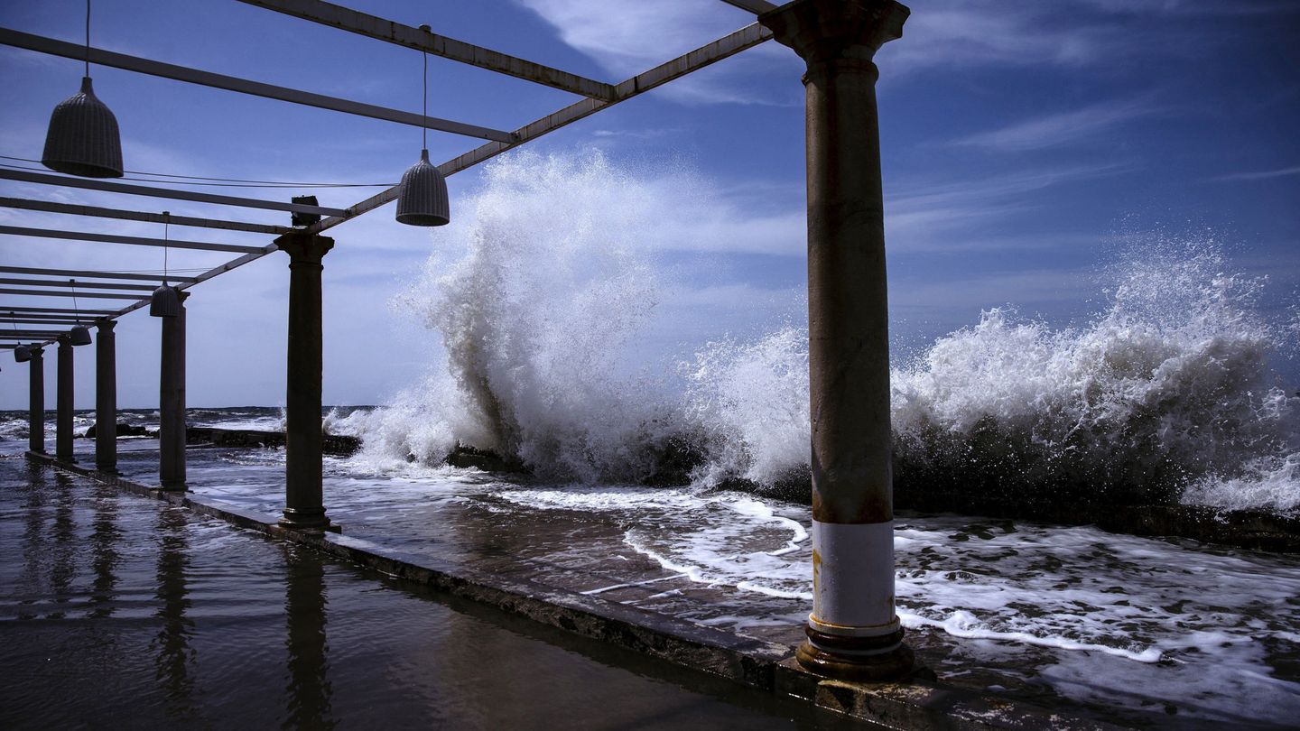 Una ola rompe en los Baños del Carmen en un día de temporal. (EFE/Jorge Zapata)