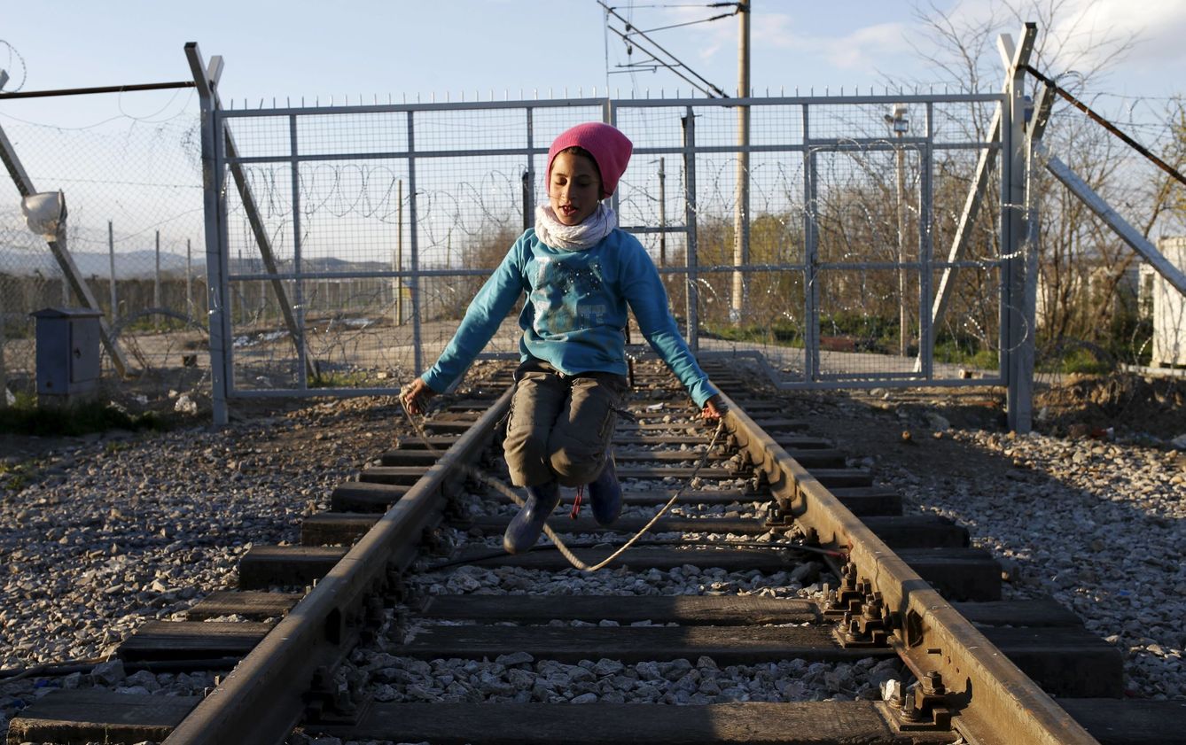 Una niña refugiada salta a la comba en el campamento improvisado de Idomeni. (Reuters)
