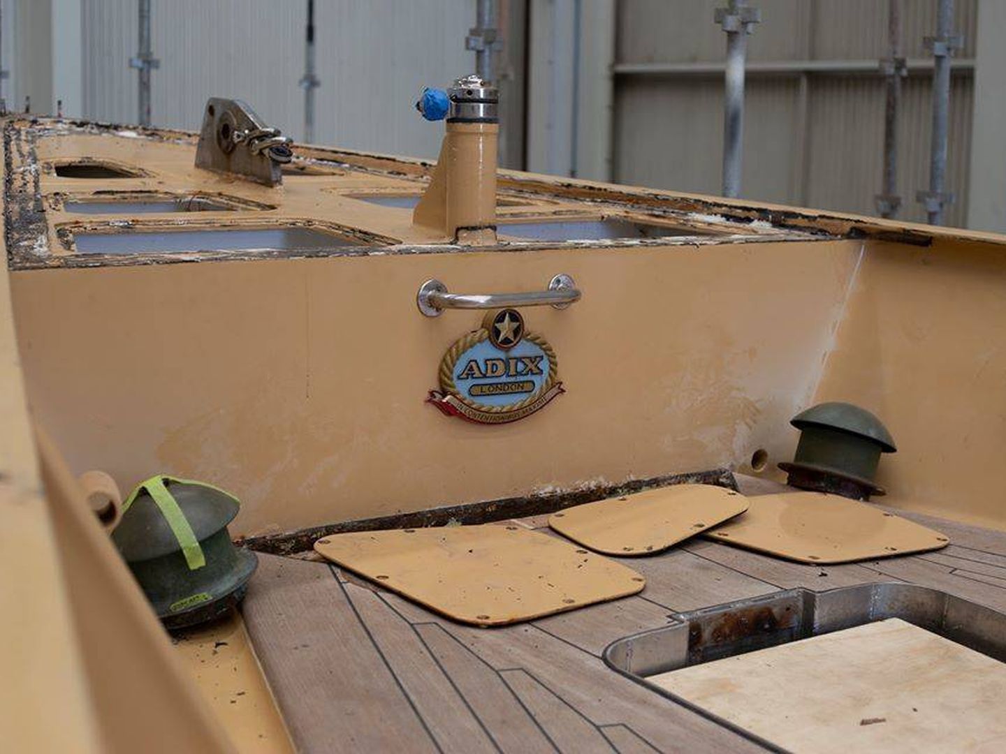 Cubierta de la goleta, en plenos trabajos de restauración en un astillero australiano. (The Yard Brisbane)