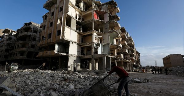 Foto: Trabajadores en una obra en una ciudad siria. (Reuters)