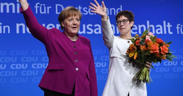 Foto: La canciller alemana, Angela Merkel (d), y la recién nombrada secretaria general del partido, Annegret Kramp-Karrenbauer, saludan durante el congreso extraordinario de la CDU en Berlín. (EFE)