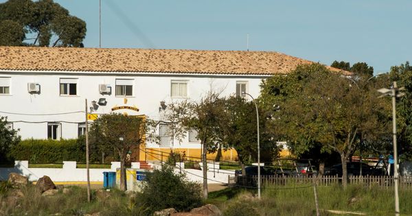 Foto: Vista de la Casa cuartel de la Guardia Civil de Valverde del Camino (Huelva), donde se encuentra Bernardo Montoya (Efe)