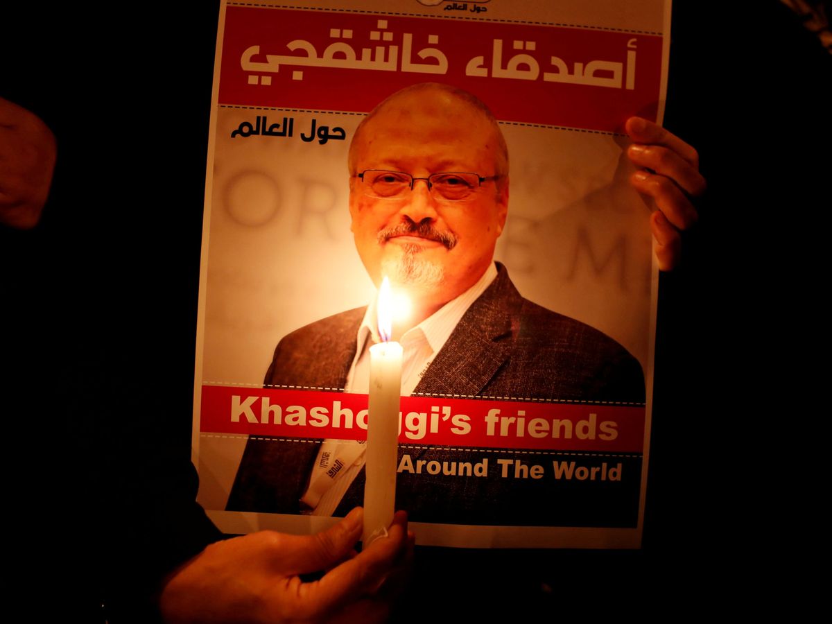 Foto: File photo: a demonstrator holds a poster with a picture of saudi journalist jamal khashoggi outside the saudi arabia consulate in istanbul