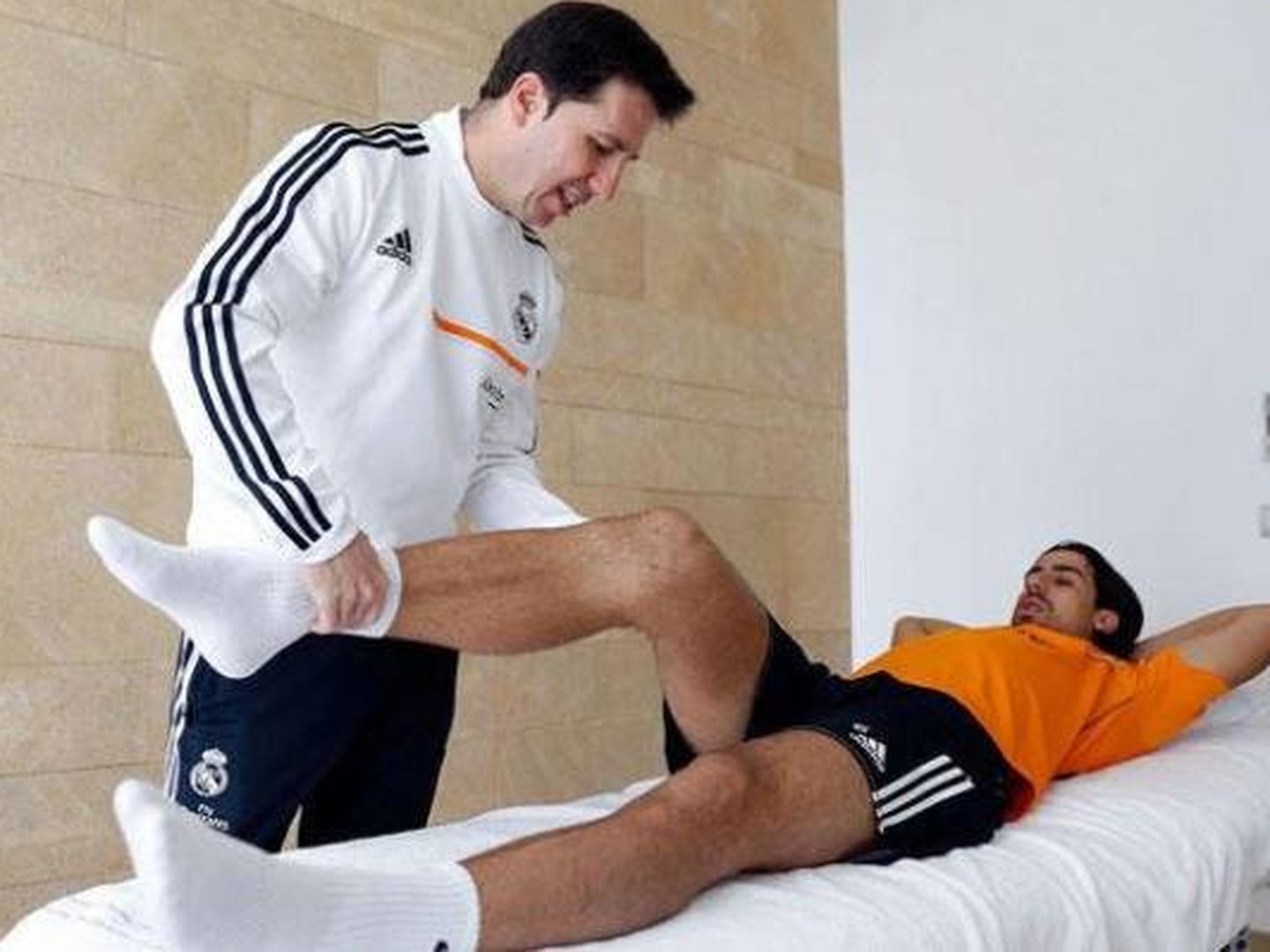 Jesús Olmo, junto a Sami Khedira en su etapa en el Real Madrid.