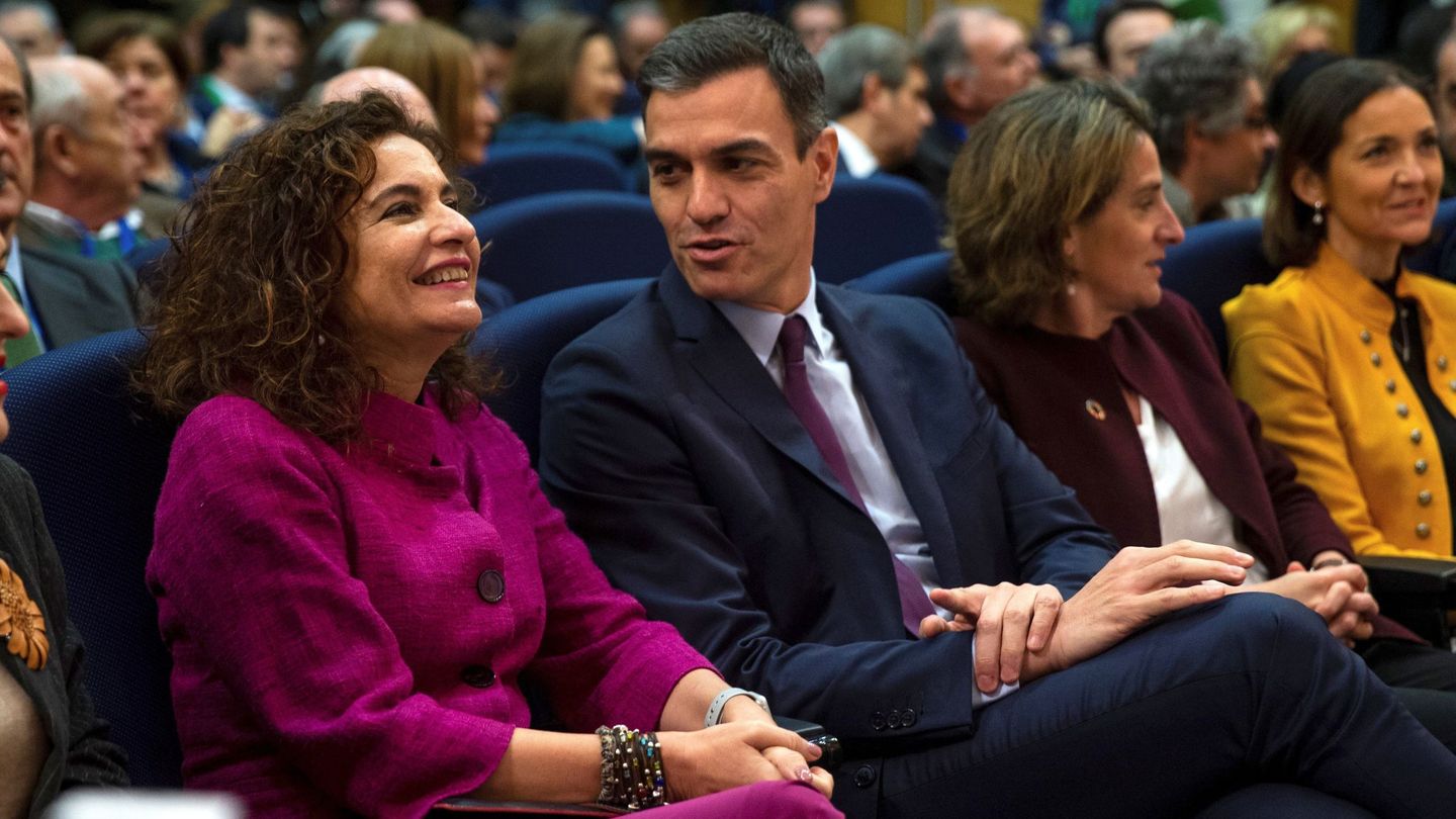 Pedro Sánchez, con las ministras María Jesús Montero, Teresa Ribera y Reyes Maroto, el pasado 20 de febrero en Madrid. (EFE)