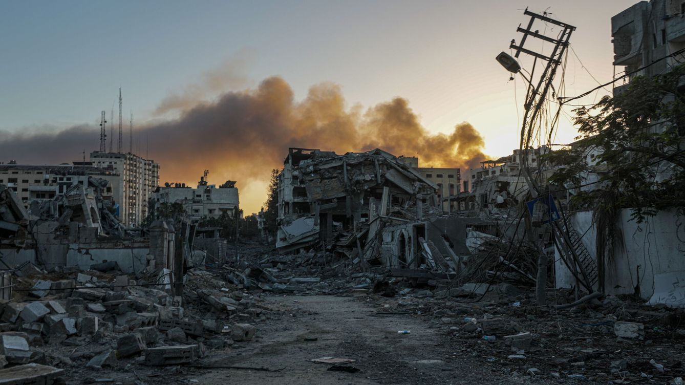 Foto: El humo se eleva tras los ataques aéreos israelíes en el norte de Gaza. (EFE / Mohamed Saber)