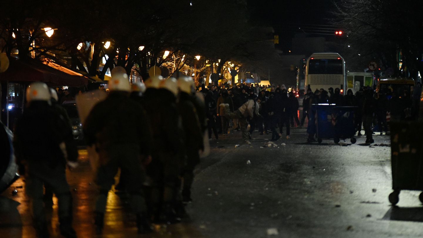 Aficionados del PAOK de Salónica se enfrentan a los antidisturbios, el 25 de febrero de 2018. (Reuters)