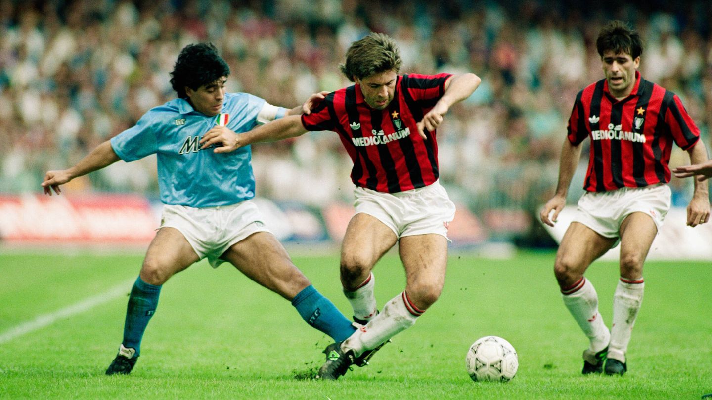 Maradona disputa un balón con Ancelotti. (Getty/Simon Bruny)