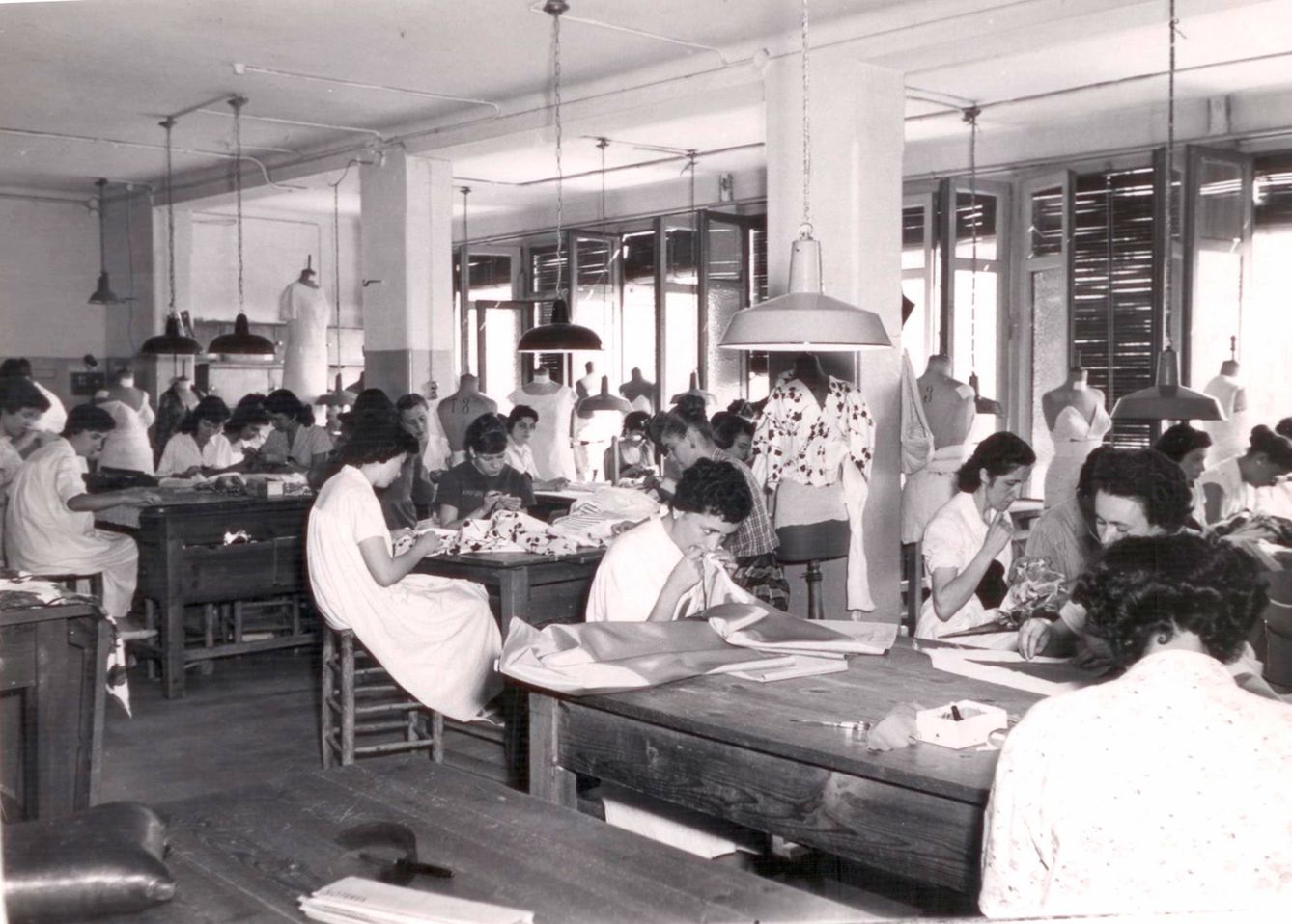 Mujeres trabajan en el taller de costura de la firma.