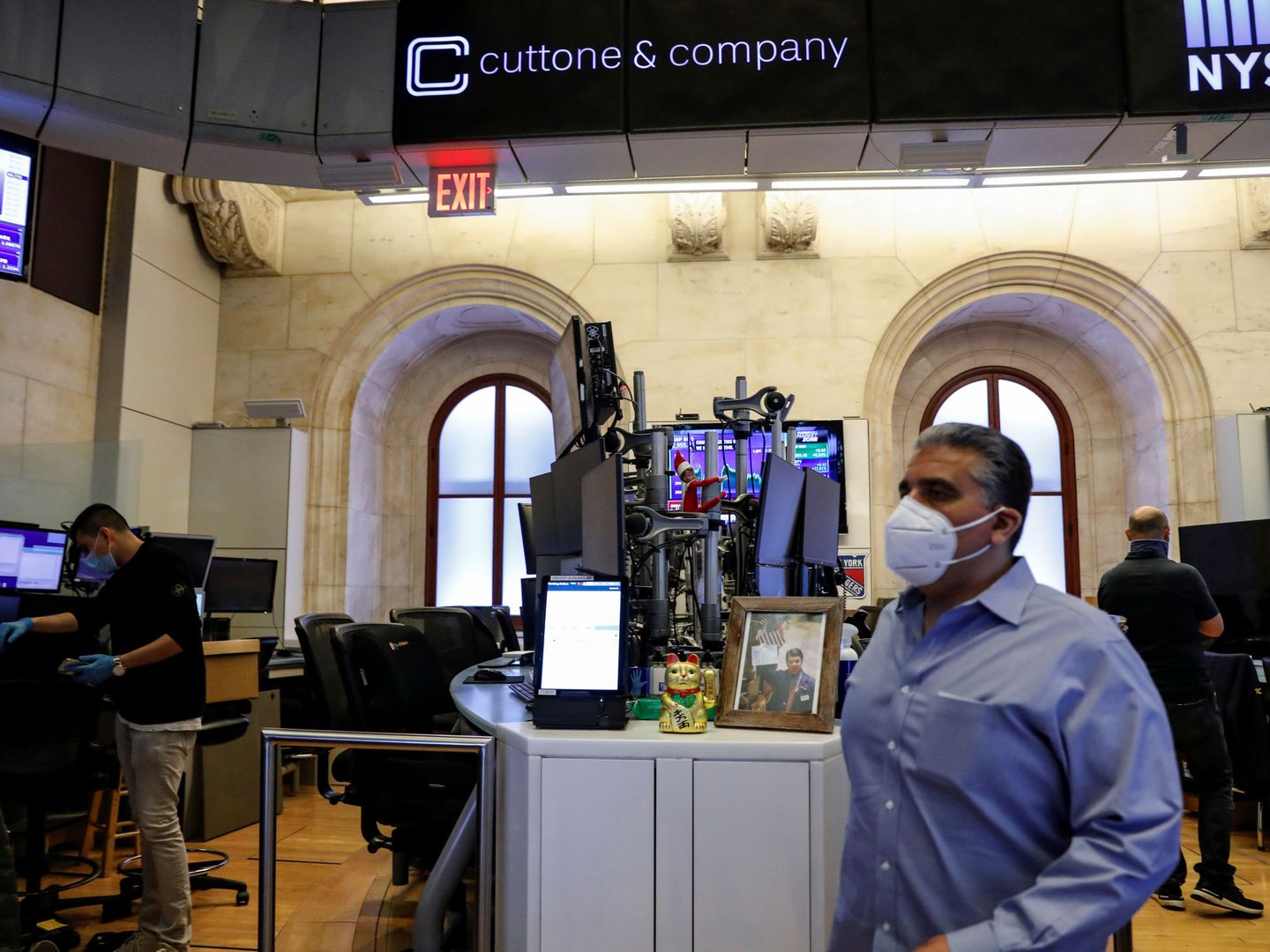 Algunos trabajadores preparan la vuelta de la actividad al interior de Wall Street. (Reuters)