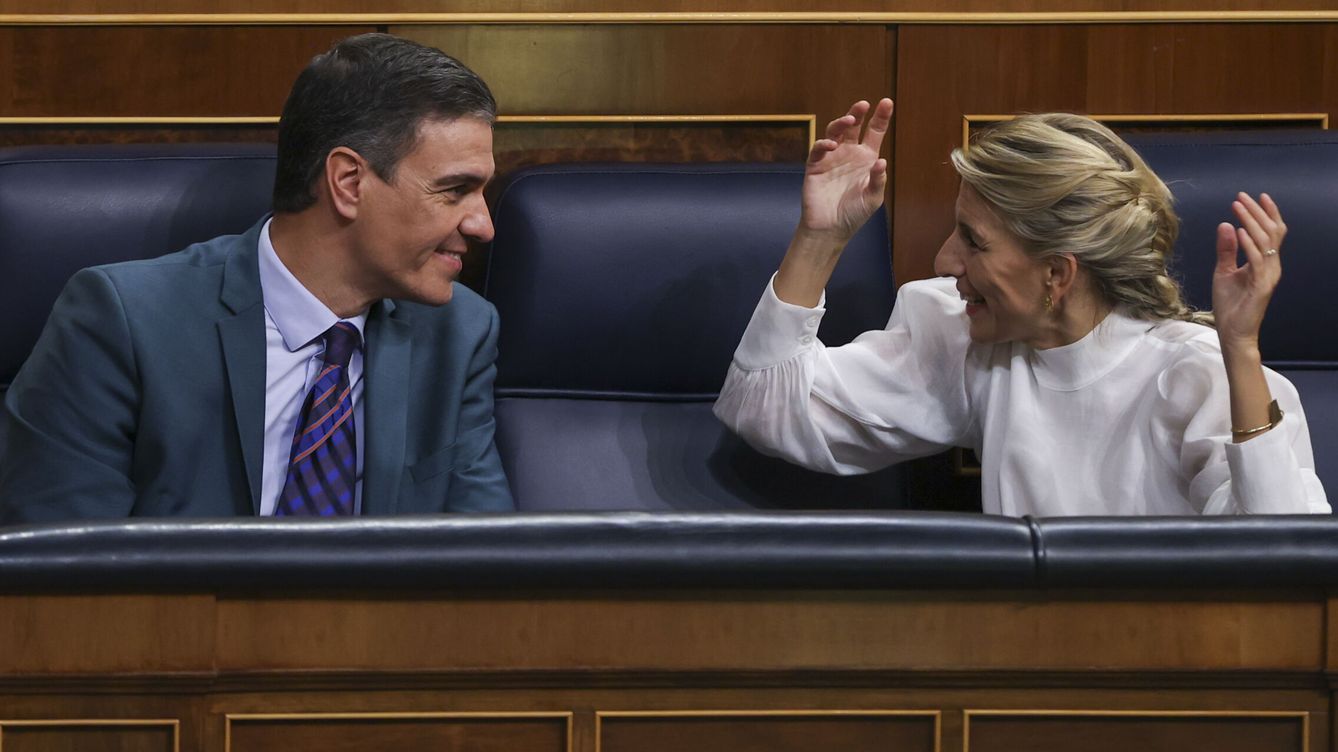 Foto: Pedro Sánchez, junto a la vicepresidenta Yolanda Díaz. (EFE/Kiko Huesca)