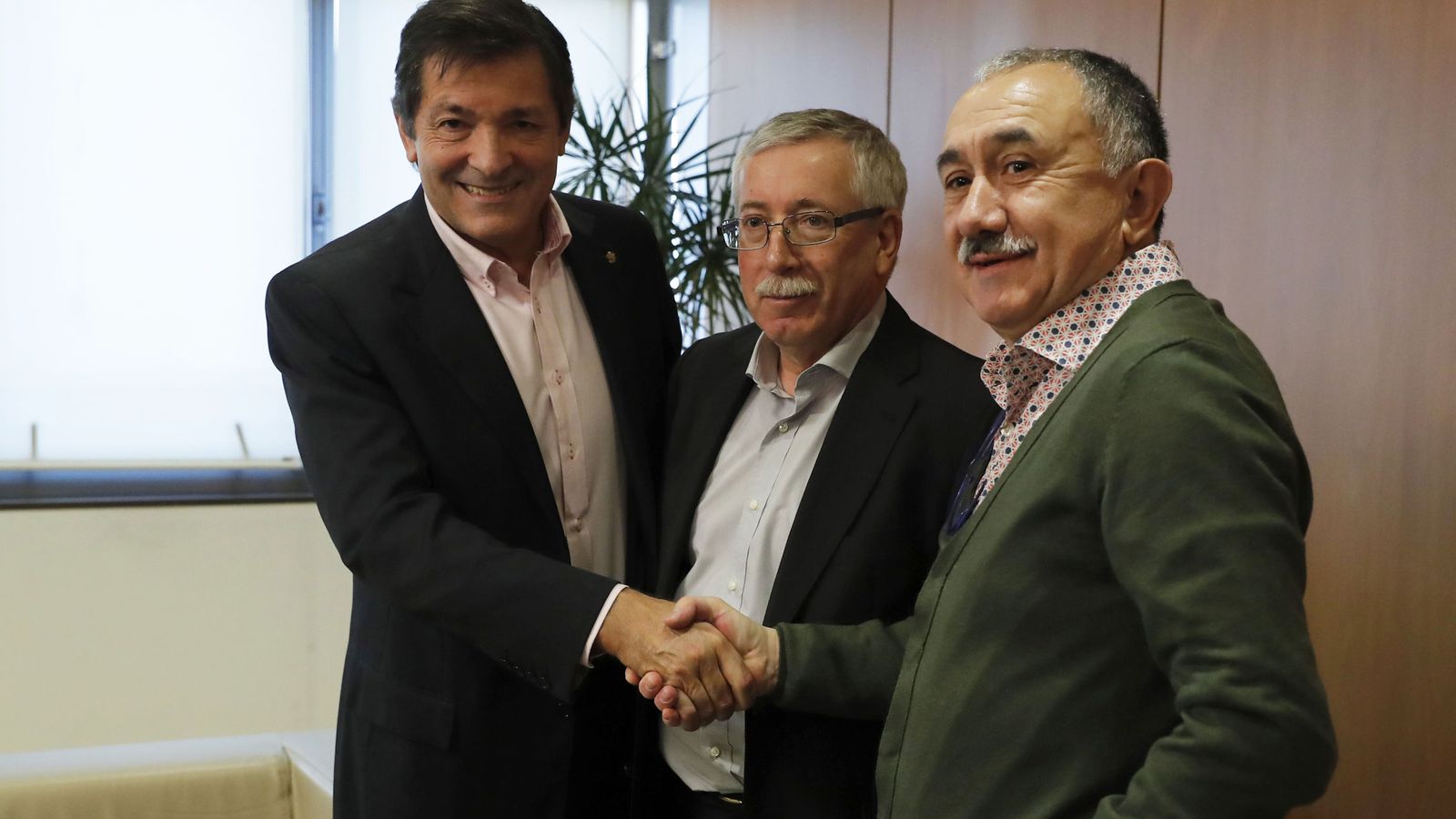 Foto: Javier Fernández saluda a los líderes de CCOO y UGT, Ignacio Fernández Toxo y Pepe Álvarez, antes de su reunión este 28 de noviembre en Ferraz. (EFE)