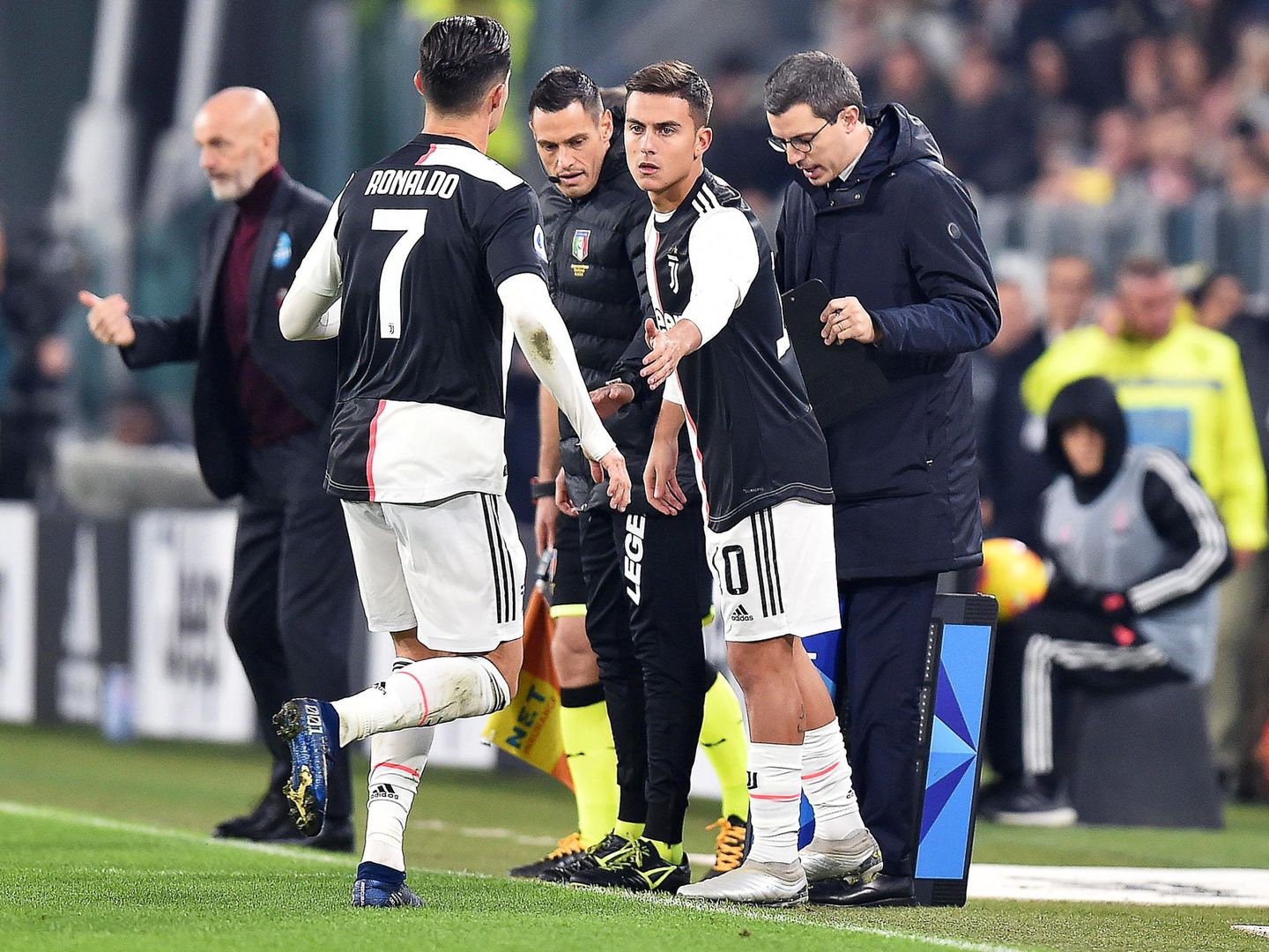 Dybala sale al campo por Cristiano Ronaldo en el partido contra el Milan. (Efe)