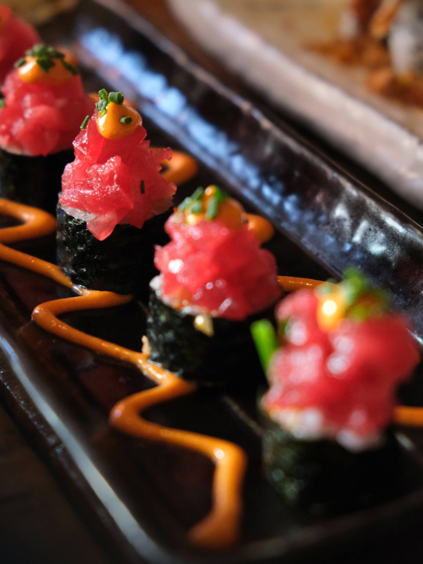 Un navideño 'akami roll' en Monster Sushi. (Cortesía)