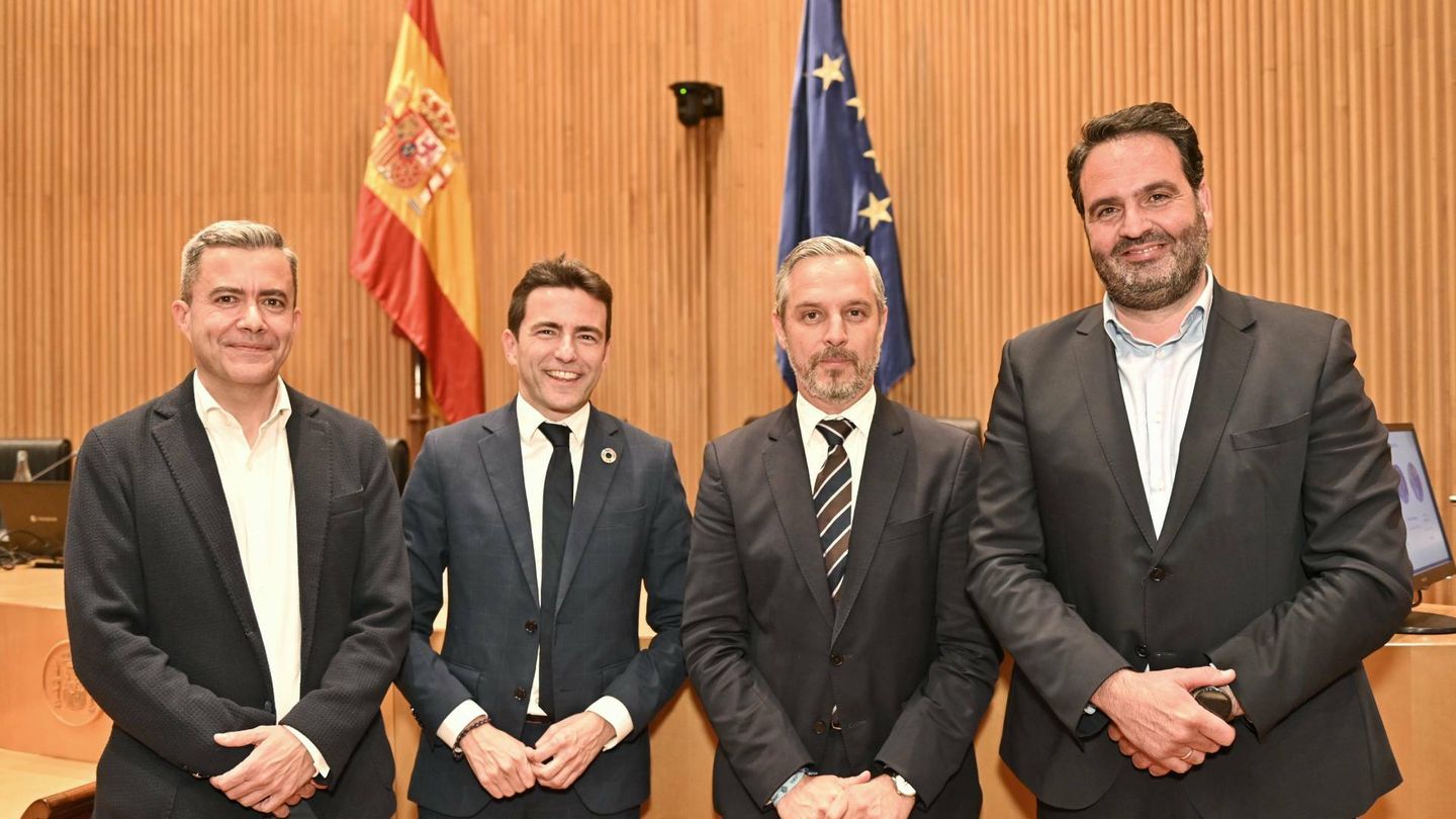 De izquierda a derecha, los miembros del debate: Diego Isabel La Moneda (NESI), Pedro Casares (PSOE), Juan Bravo (PP) e Íñigo Alli (Ilunion) 