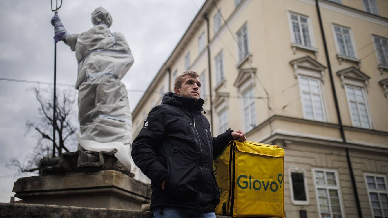 Foto: Andreiy, 'rider' de 30 años, posa junto a una estatua cubierta en Lviv. (A.M.V.)