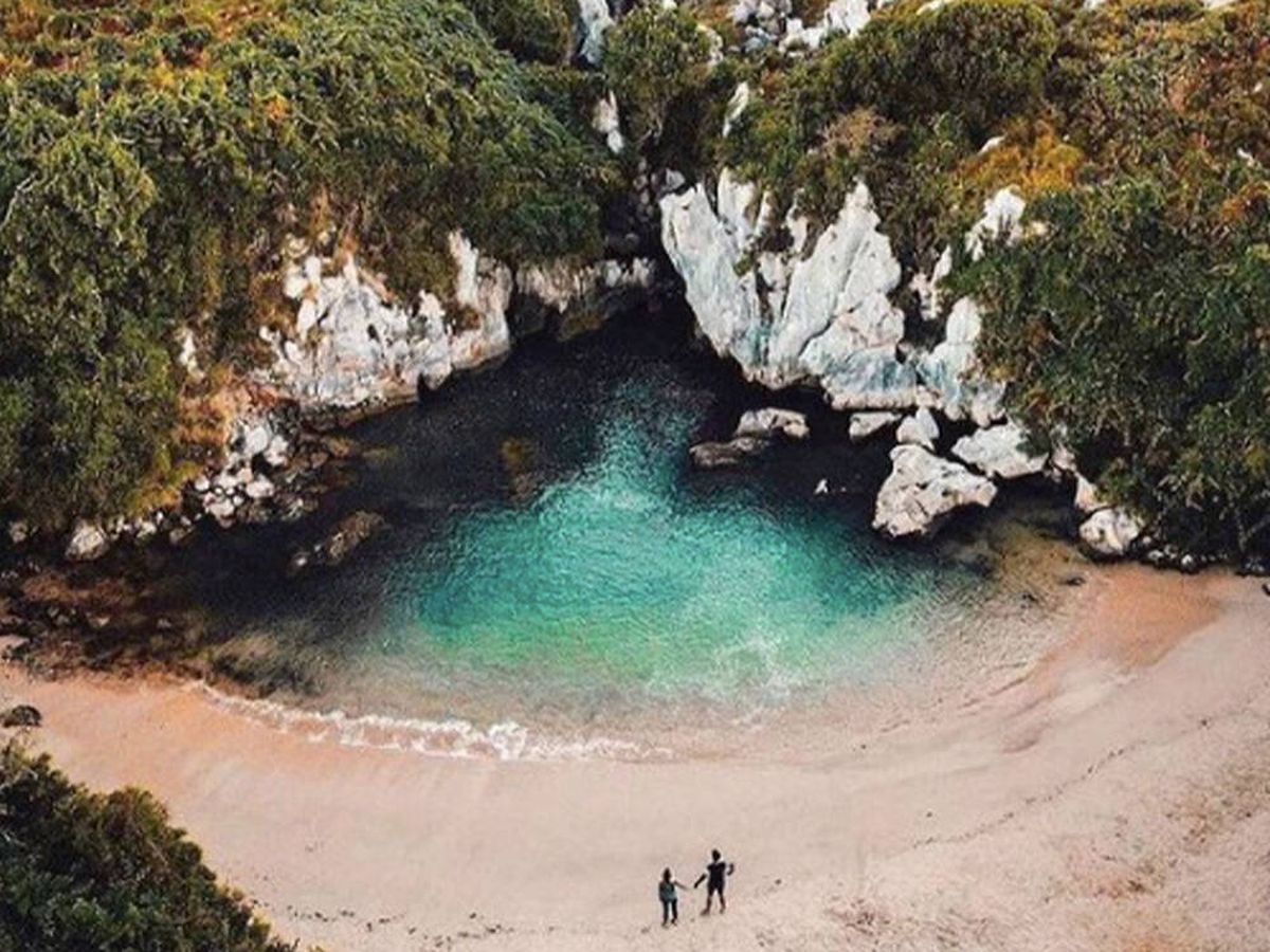 Foto: La playa más pequeña de España está en Asturias y es espectacular (Instagram: @campingsespana)
