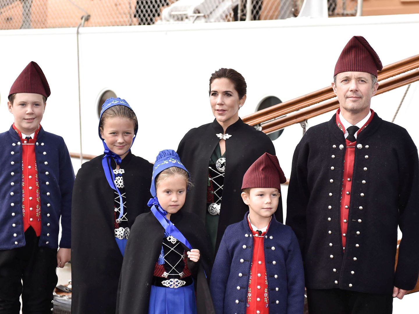 Federico y Mary de Dinamarca, con sus hijos en las islas Feore. (Reuters)