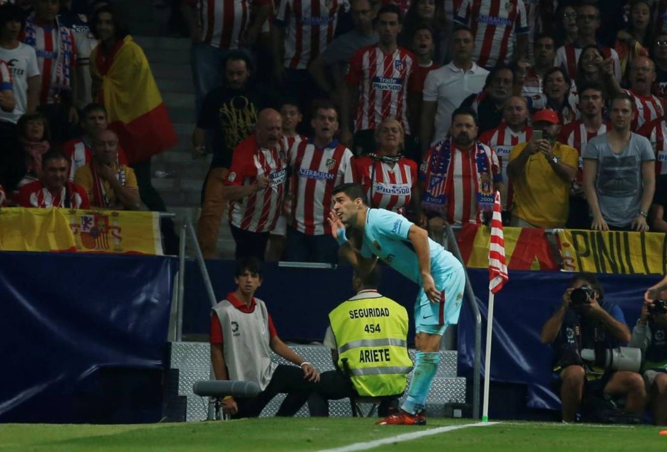 Un vigilante de la empresa Ariete controla el reciente partido Atlético-Barcelona. (EFE)