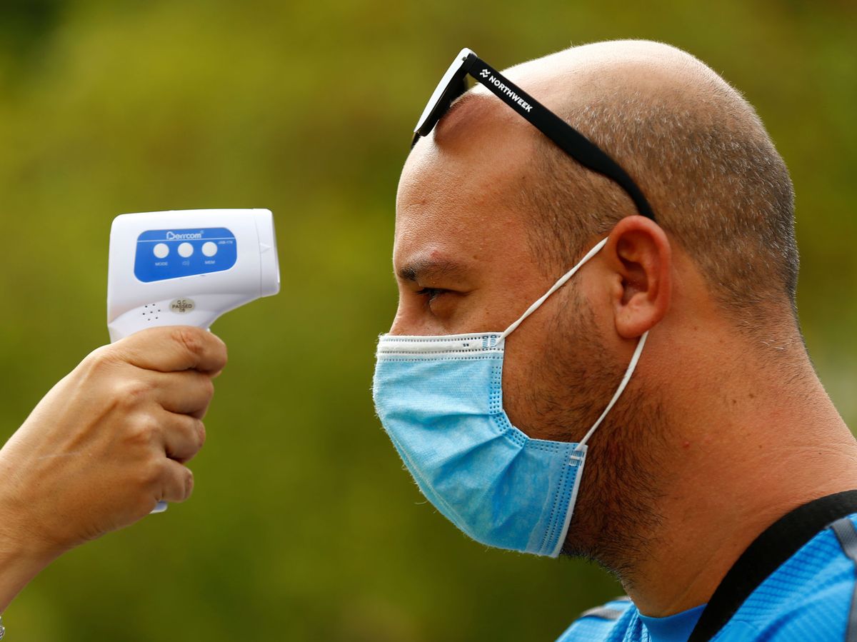 Foto: Una enfermera mide la fiebre a un ciudadano en Sevilla. (Reuters)
