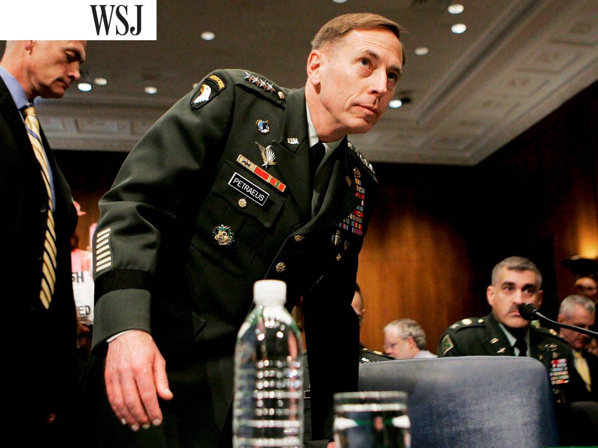 Foto: El general estadounidense David Petraeus durante una comparecencia en el Capitolio en 2008. (EFE/Stefan Zaklin)