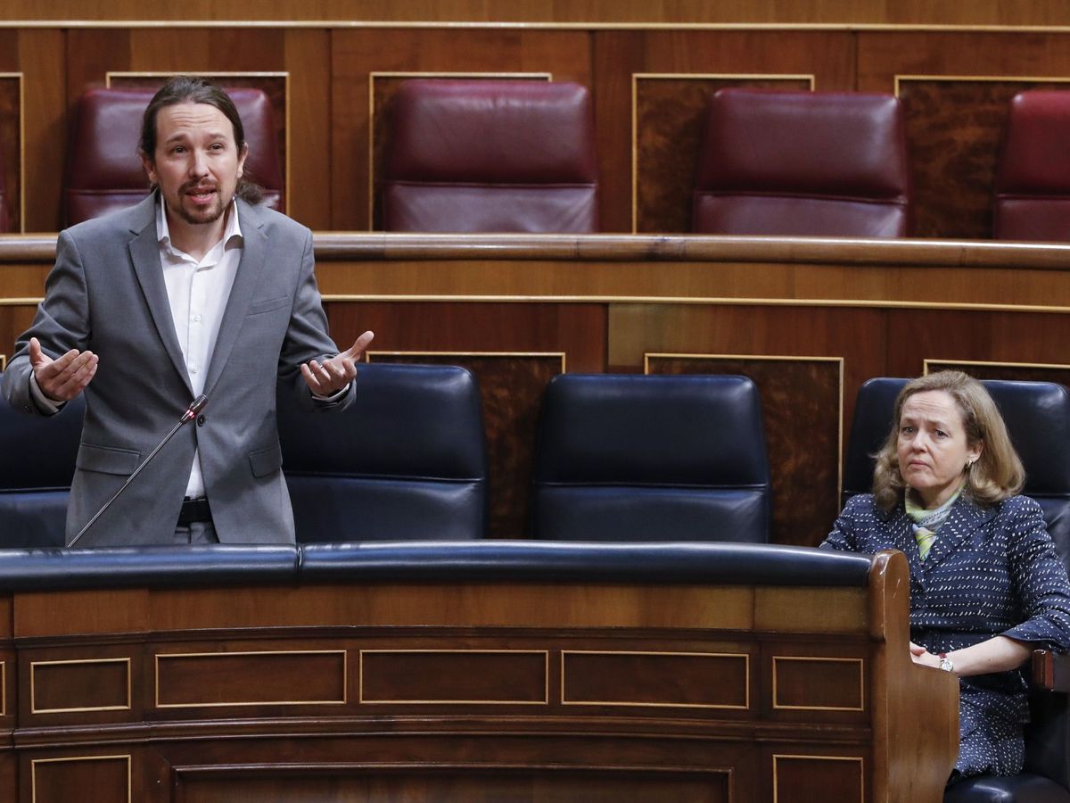 Foto: El vicepresidente segundo del Gobierno, Pablo Iglesias, interviene en una sesión de control al Gobierno, junto a la vicepresidenta económica, Nadia Calviño. (EFE)