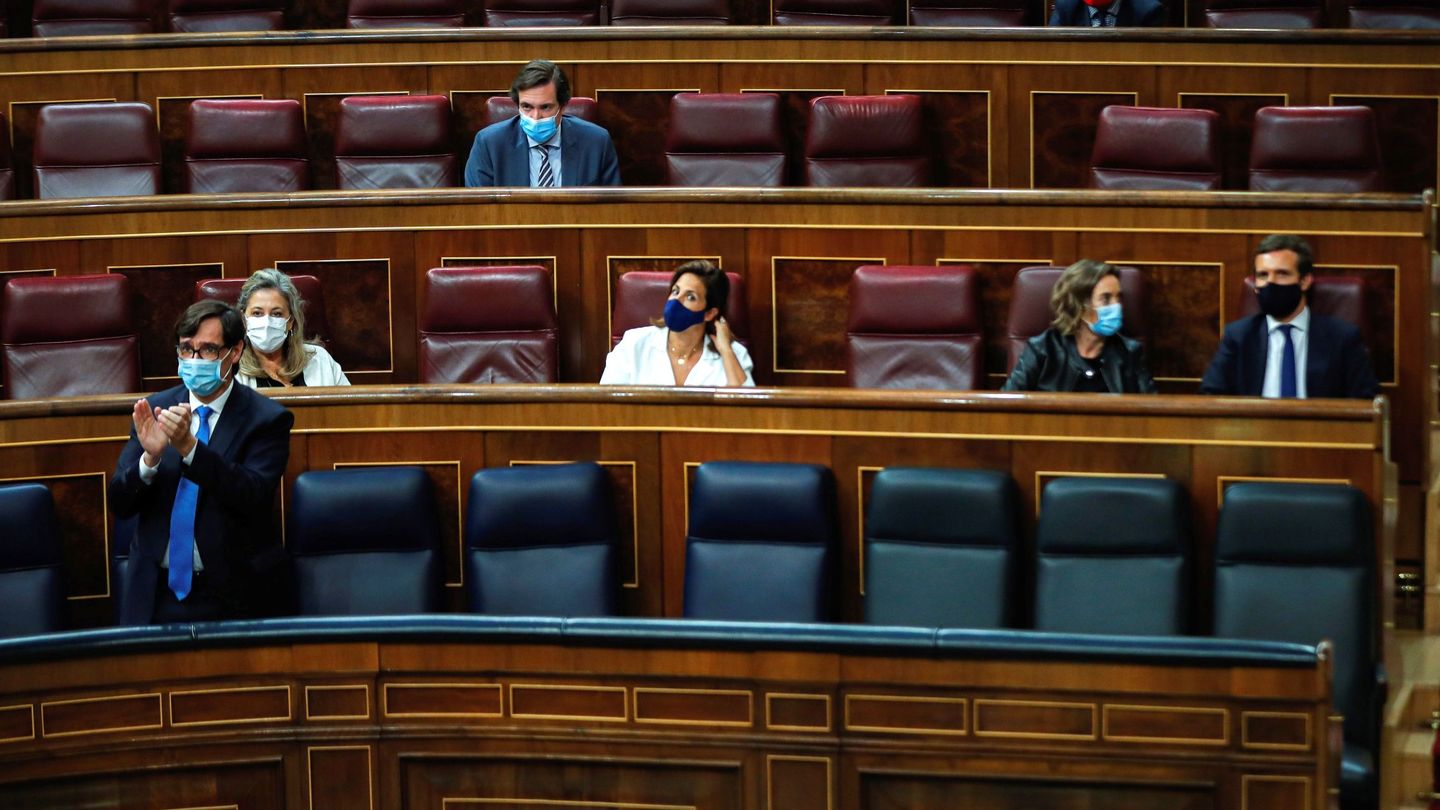 El ministro de Sanidad, Salvador Illa (i), y el líder del PP, Pablo Casado (d), en el Congreso. (EFE)