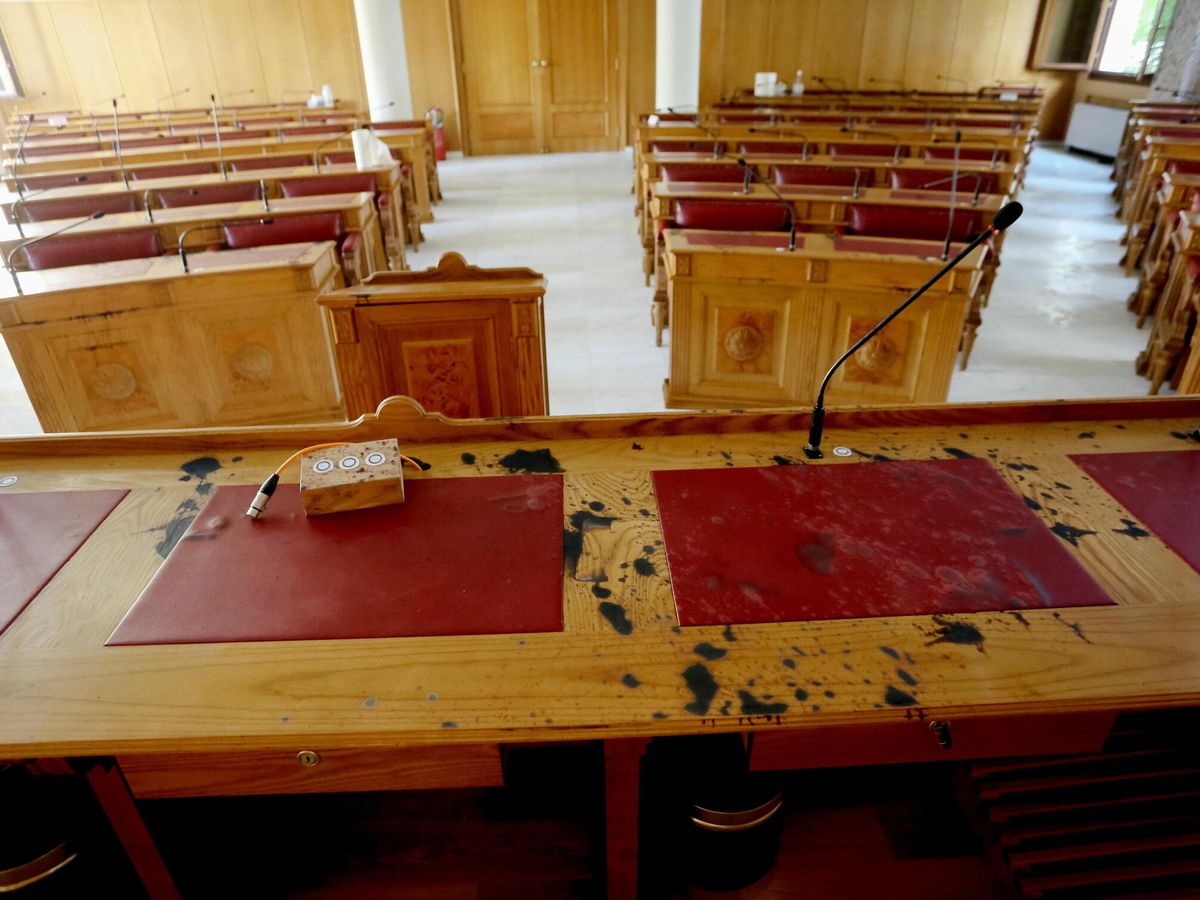 Foto: Imagen de la sala en la que el religioso atacó a los afectados. (EFE/EPA/Christos Bonis/Arzobispado de Atenas)