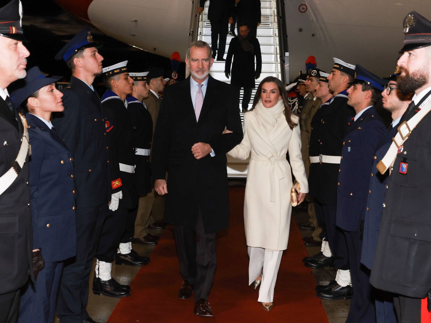 El cambio de look de la reina Letizia en Roma: dos piezas blanco ...