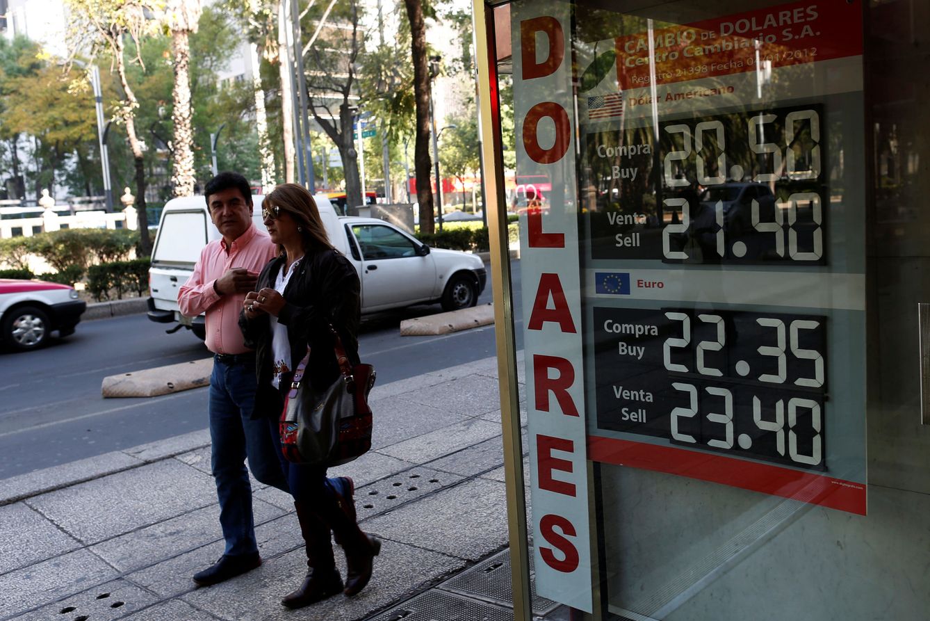 Una oficina de cambio muestra la tasa de cambio entre el dólar y el peso en Ciudad de México, el 11 de enero de 2017 (Reuters)