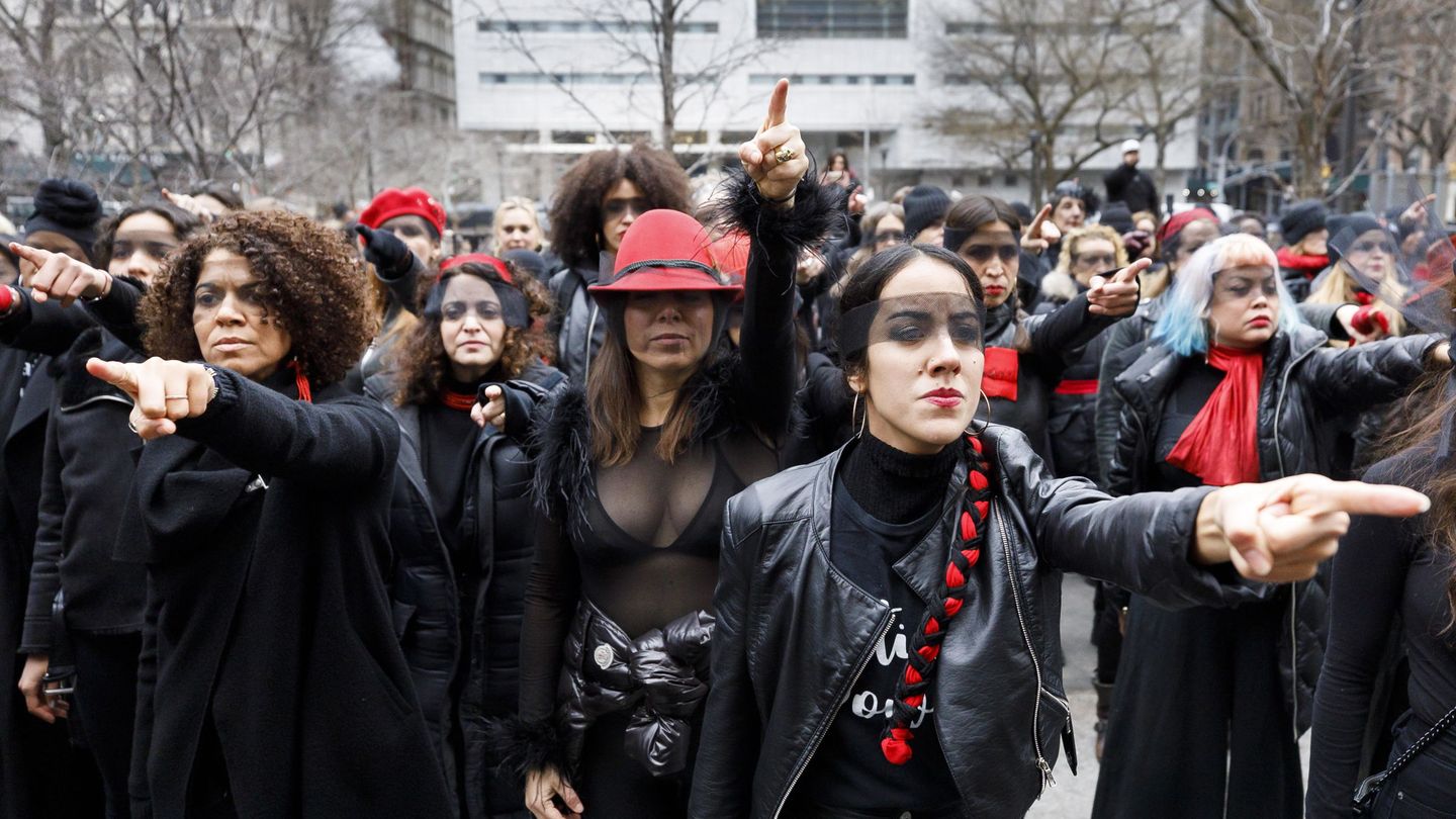 Un grupo de mujeres se manifiestan en 2020 a las puertas del tribunal de Nueva York en el que era juzgado Harvey Weinstein. (Reuters)