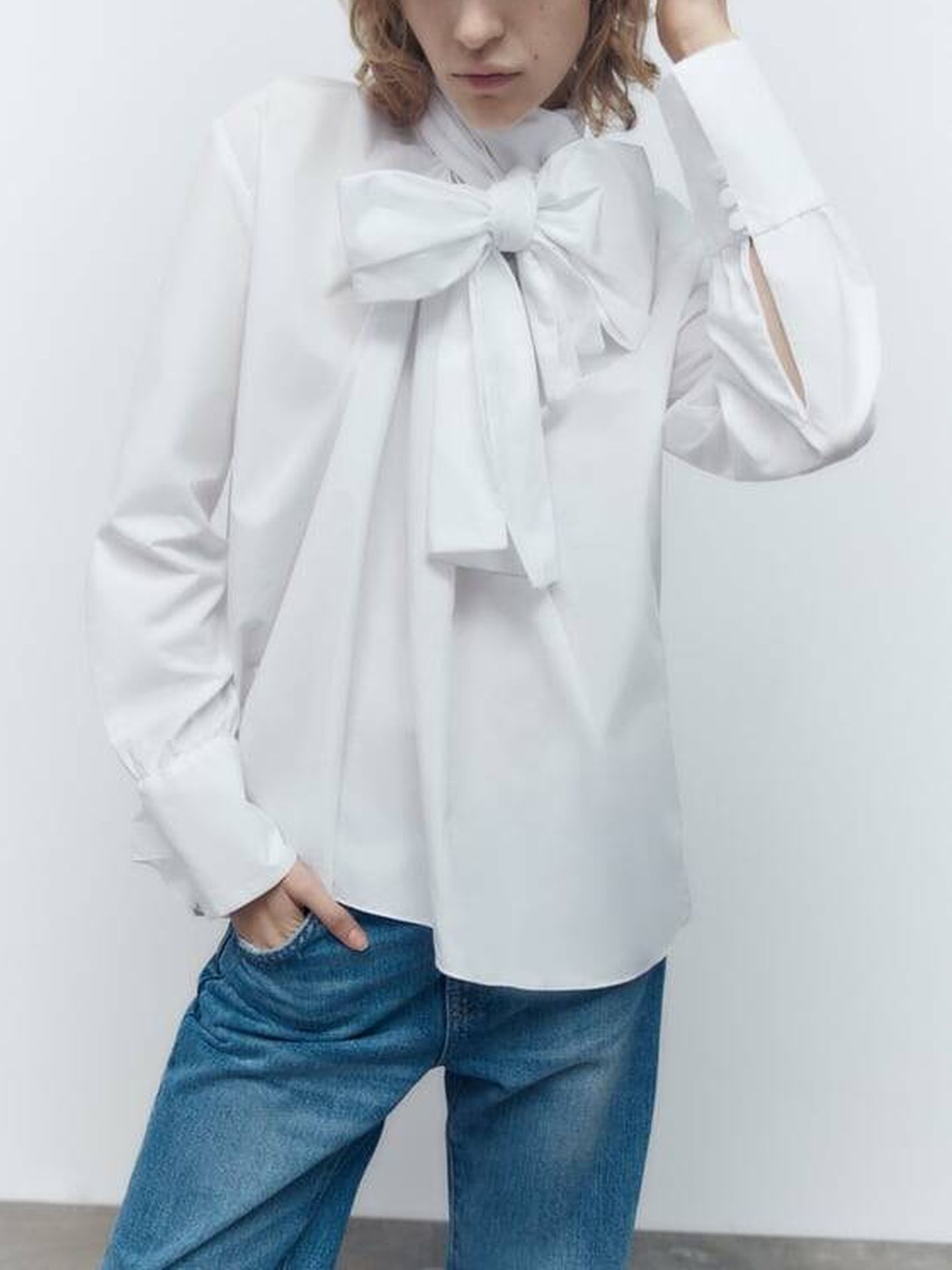 Elige tu nueva blusa de Zara por 40 euros: en blanco o en negro. (Cortesía)