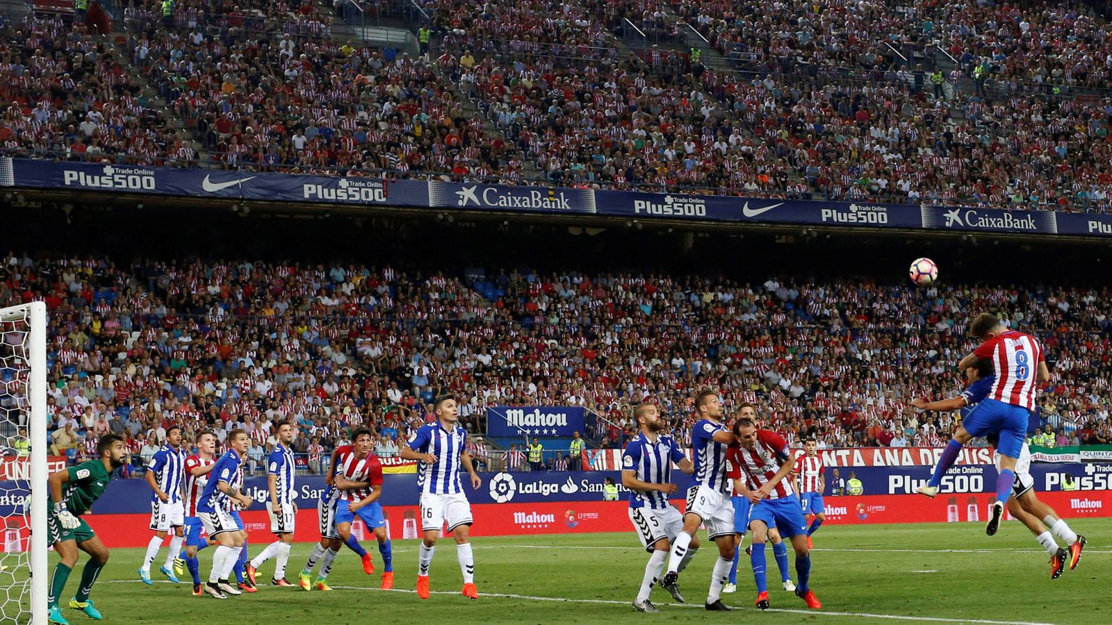 Foto: El primer partido en el Calderón acabó en empate (Javier Barbancho/Reuters).