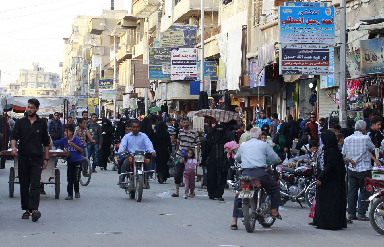 Residentes de Raqqa caminan por la calle Tal Abyad, en octubre de 2014 (Reuters).