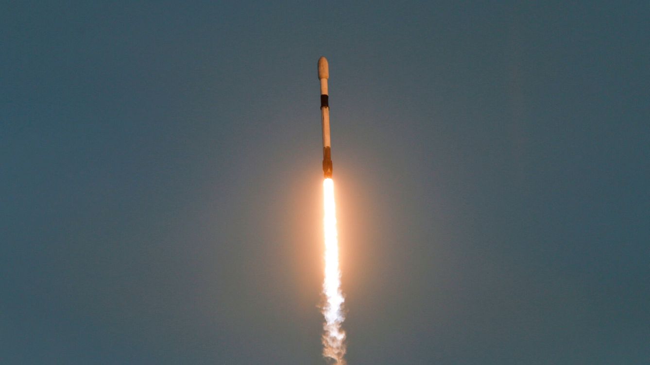 Foto: Un cohete falcon 9 de SpaceX llevando una carga de satélites Starlink.(REUTERS - Joe Skipper)
