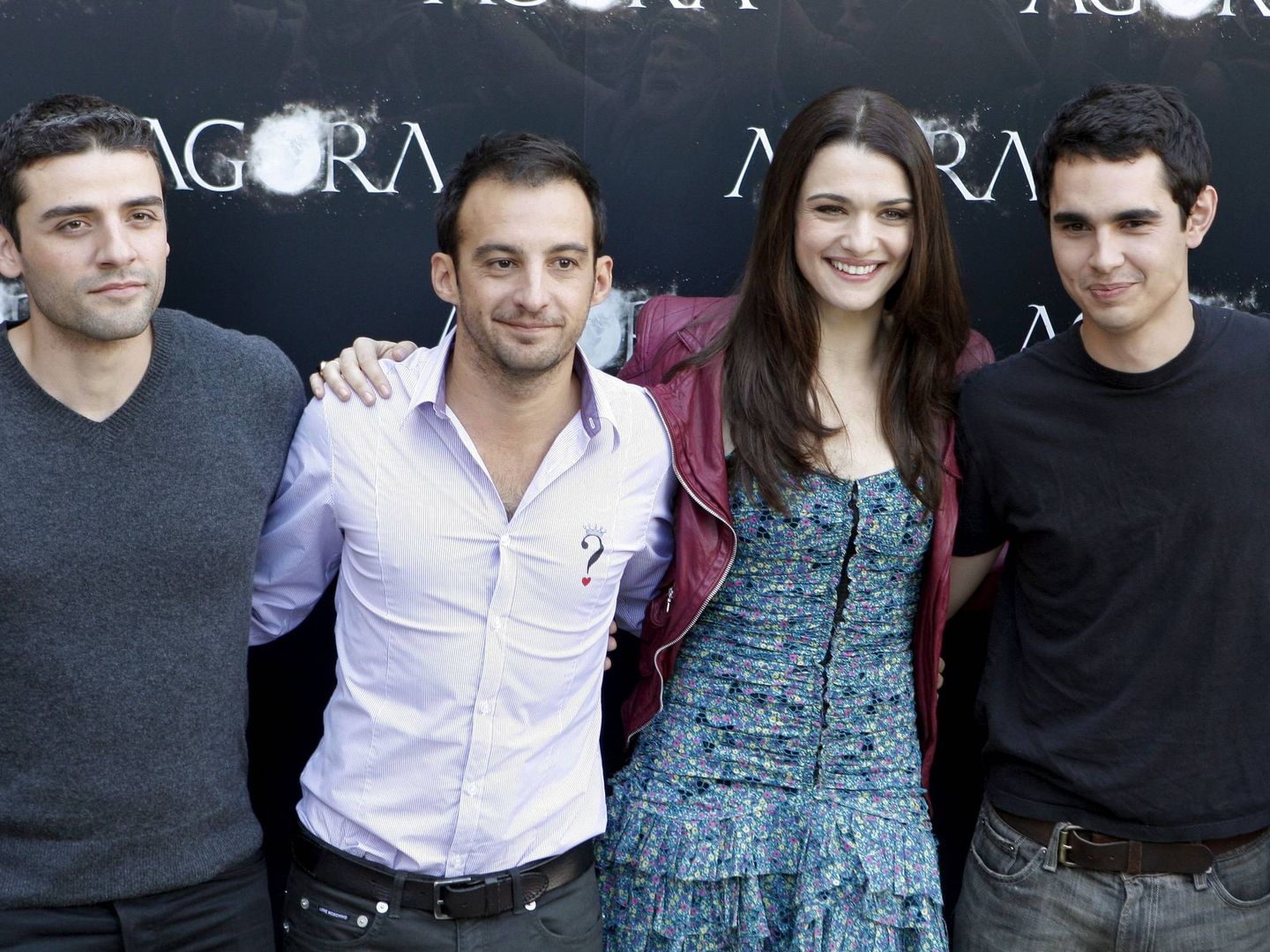 El cineasta Alejandro Amenábar,  acompañado de los actores Oscar Isaac, Rachel Weisz y Max Minghella  durante la presentación en Madrid de 'Ágora'. (EFE/Ángel Díaz)