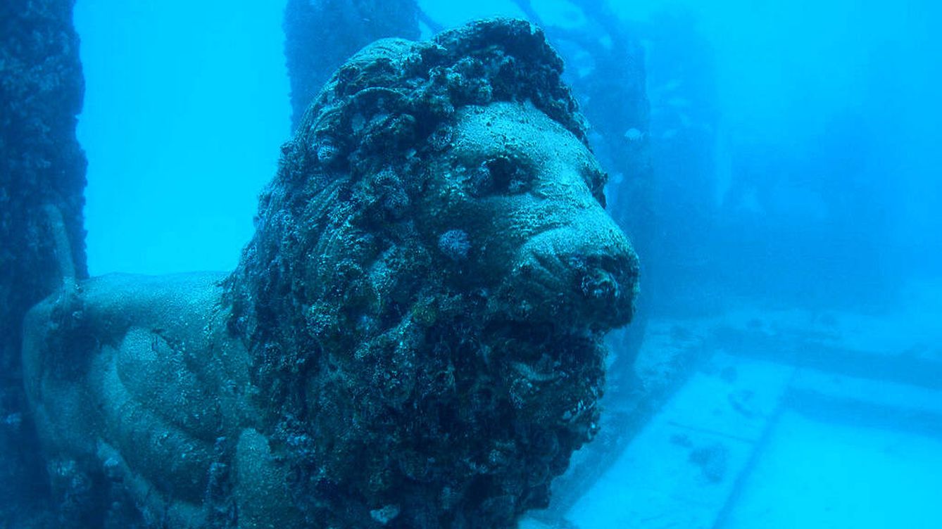 Foto: Un león sumergido en el Neptune Memorial Reef, el arrecife artificial más grande del mundo. (Wikipedia)