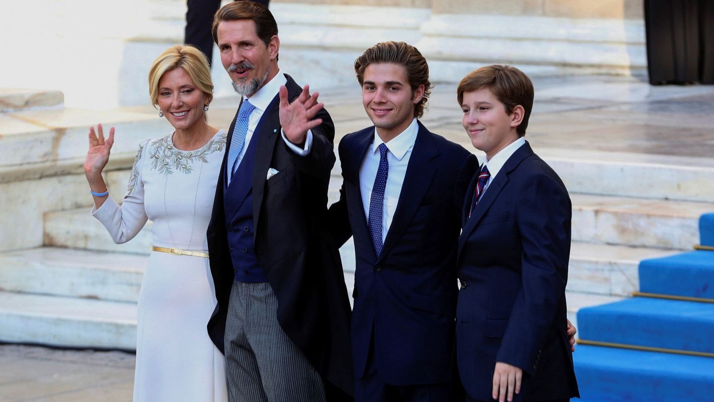 Marie-Chantal y Pablo, con dos de sus cinco hijos en la boda de Philippos. (EFE/Maria S.)