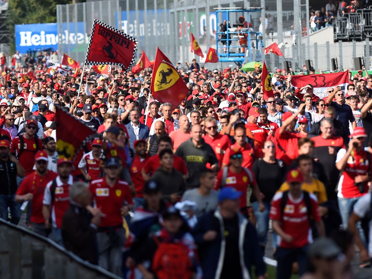 Foto: Nunca faltan los aficionados de Ferrari en Monza. (Reuters/Massimo Pinca)