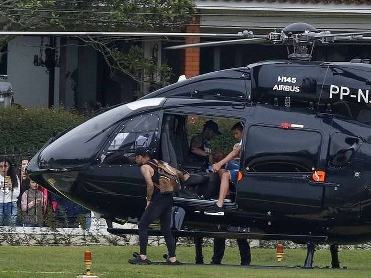 Neymar se baja de su helicóptero, con el que fue a un entrenamiento de su selección. (Reuters)